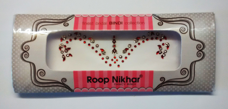 Червоні бінді над бровами