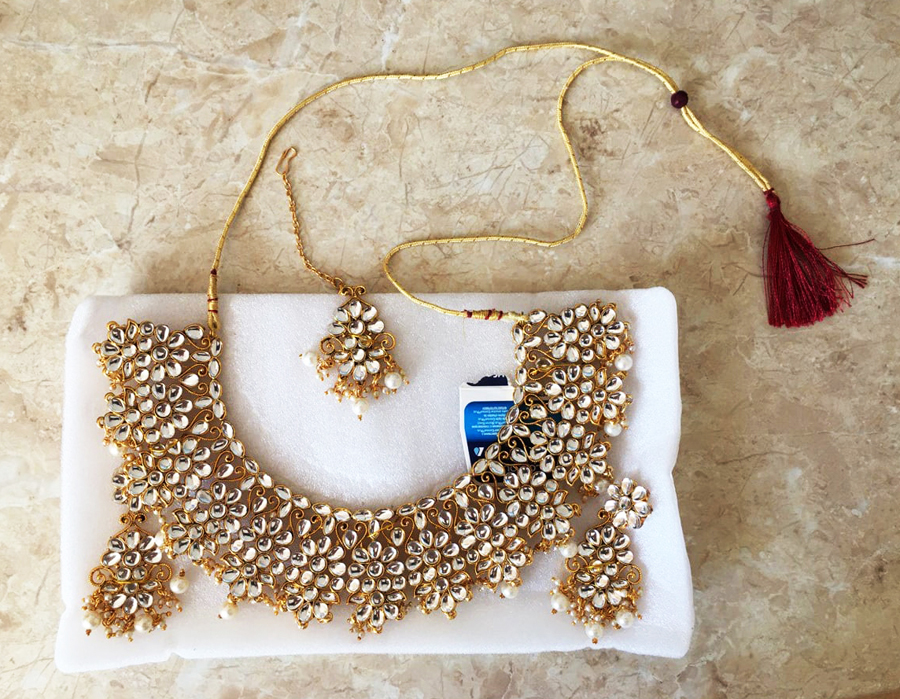  Індійські прикраси: кольє на шию, сережки та тiка