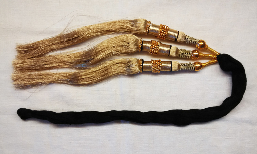 Кучи в волосы золотые