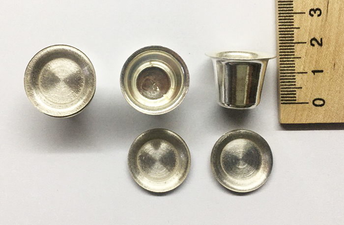 Маленька срібна скляночка з кришечкою