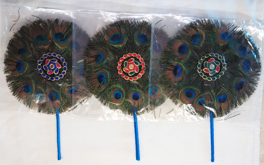 Веер для пуджи из перьев павлина 