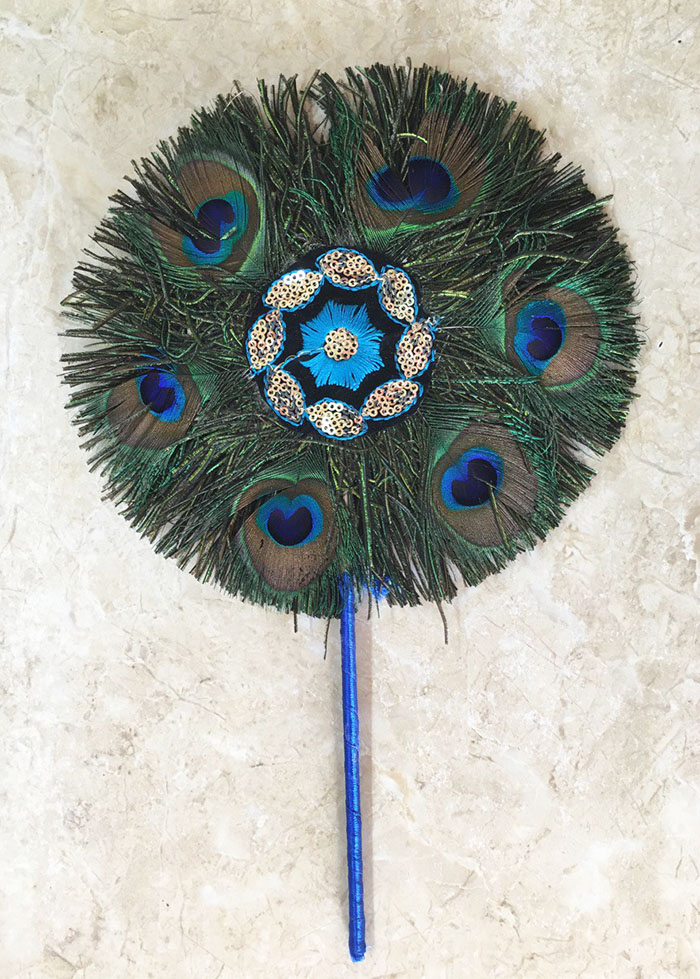 Віяло для пуджі з натуральних пір'їв павича