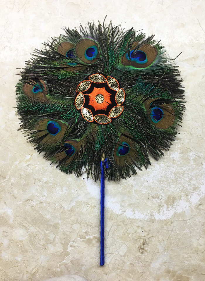 Віяло для пуджі з натуральних пір'їв павича