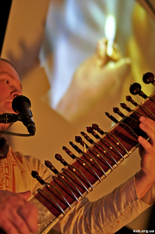 Игра на ситаре 80_shanti_sitar